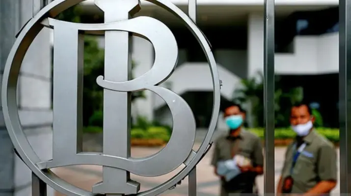 BI Perluas Transaksi Mata Uang Lokal untuk Kurangi Ketergantungan Dolar dan Jaga Rupiah Jakarta, 9 September 2026 – Bank Indonesia (BI) terus memperkuat penggunaan mata uang lokal melalui skema Local Currency Transaction (LCT) sebagai salah satu bagian dari strategi menjaga stabilitas nilai tukar rupiah di tengah ketidakpastian ekonomi global. Penggunaan mata uang lokal dalam perdagangan dan investasi lintas negara dinilai dapat mengurangi ketergantungan pelaku ekonomi terhadap dolar Amerika Serikat. Kebijakan tersebut juga menjadi bagian dari upaya memperdalam pasar uang dan pasar valuta asing domestik sehingga transaksi internasional memiliki pilihan instrumen yang semakin beragam. BI terus memperluas kerja sama LCT dengan negara mitra sekaligus memberikan berbagai insentif agar penggunaannya semakin menarik bagi perbankan dan pelaku usaha. Langkah ini berjalan bersamaan dengan kebijakan stabilisasi rupiah lainnya yang diterapkan bank sentral. Penguatan transaksi mata uang lokal menjadi semakin relevan karena penggunaan dolar AS dalam transaksi perdagangan bilateral Indonesia selama ini masih relatif dominan. Ketergantungan yang tinggi terhadap satu mata uang dapat meningkatkan kerentanan perekonomian domestik ketika terjadi gejolak di pasar keuangan internasional atau penguatan dolar secara signifikan. Melalui LCT, transaksi antara Indonesia dan negara mitra dapat diselesaikan menggunakan mata uang masing-masing tanpa harus selalu melalui dolar AS sebagai mata uang perantara. Mekanisme tersebut diharapkan membuat kebutuhan valuta asing menjadi lebih terdiversifikasi dan membantu mengurangi tekanan tertentu terhadap rupiah. Dalam jangka panjang, peningkatan penggunaan mata uang lokal juga diharapkan memperkuat ketahanan eksternal perekonomian Indonesia. BI pada 2026 semakin aktif memberikan dukungan terhadap pengembangan LCT melalui kebijakan di pasar valuta asing. Salah satunya berupa insentif premi untuk transaksi Swap Beli Lindung Nilai sebesar 10 persen bagi transaksi yang mendukung LCT dengan negara mitra. Selain itu, BI memberikan pengurangan premi sebesar 10 persen untuk transaksi Domestic Non-Deliverable Forward atau DNDF Jual Lindung Nilai yang berkaitan dengan transaksi mata uang lokal. Insentif tersebut ditujukan untuk mendorong diversifikasi transaksi valuta asing sekaligus meningkatkan daya tarik penggunaan LCT oleh pelaku pasar. Kebijakan itu juga menjadi bagian dari strategi mempercepat pendalaman pasar uang dan pasar valas Indonesia. Penggunaan mata uang lokal memiliki potensi besar mengingat sejumlah mitra dagang utama Indonesia berasal dari negara dengan mata uang selain dolar AS. Struktur perdagangan tersebut memberikan ruang bagi pelaku usaha untuk menggunakan rupiah dan mata uang negara mitra secara langsung ketika melakukan transaksi bilateral. Pemerintah mencatat partisipasi badan usaha milik negara dalam transaksi mata uang lokal berada di kisaran 10 hingga 19 persen dari keseluruhan LCT pada awal 2026. Angka tersebut menunjukkan penggunaan LCT telah berkembang, tetapi masih mempunyai ruang cukup besar untuk diperluas. Peningkatan partisipasi perusahaan swasta, BUMN, perbankan, eksportir, dan importir menjadi penting agar manfaat diversifikasi mata uang dapat dirasakan dalam skala yang lebih luas. Strategi tersebut juga berjalan seiring dengan perluasan konektivitas sistem pembayaran lintas negara. BI terus mengembangkan pembayaran antarnegara yang memungkinkan transaksi dilakukan dengan dukungan mata uang lokal, termasuk melalui konektivitas pembayaran digital. Indonesia sebelumnya telah membangun konektivitas pembayaran dengan sejumlah negara seperti Malaysia, Singapura, Thailand, Jepang, dan Korea Selatan, sementara pengembangan dengan Tiongkok turut menjadi bagian dari agenda perluasan. Ekosistem pembayaran yang semakin terhubung dapat memberikan kemudahan kepada masyarakat maupun pelaku usaha ketika melakukan transaksi internasional. Pada saat bersamaan, penggunaan mata uang lokal dapat membantu mengurangi kebutuhan melakukan konversi melalui mata uang ketiga. Meski demikian, LCT bukan satu-satunya instrumen yang digunakan BI untuk menjaga rupiah. Bank sentral tetap mengoptimalkan intervensi di pasar valuta asing melalui transaksi Non-Deliverable Forward di pasar luar negeri, serta transaksi spot dan DNDF di pasar domestik. BI juga mengelola struktur suku bunga di pasar uang dan memperkuat strategi operasi moneter untuk menjaga daya tarik aset keuangan Indonesia. Berbagai instrumen tersebut digunakan secara bersamaan karena pergerakan rupiah dipengaruhi banyak faktor, mulai dari arus modal internasional, kebijakan suku bunga global, kebutuhan valuta asing domestik, hingga perkembangan geopolitik. Dengan pendekatan tersebut, penguatan LCT menjadi salah satu komponen dalam bauran kebijakan stabilisasi yang lebih luas. Tekanan eksternal masih menjadi salah satu faktor yang diperhatikan bank sentral sepanjang 2026. Ketidakpastian global dan perkembangan geopolitik telah mendorong volatilitas pasar keuangan serta memengaruhi pergerakan berbagai mata uang negara berkembang. Pada 18 Agustus 2026, rupiah tercatat berada pada level Rp17.855 per dolar AS atau menguat sekitar 0,78 persen dibandingkan posisi akhir Juli. BI menilai perkembangan tersebut didukung optimalisasi instrumen moneter dan berbagai kebijakan untuk meningkatkan aliran masuk investasi portofolio asing. Bank sentral tetap mempertahankan pendekatan pro-stability dengan menjaga keseimbangan antara stabilitas nilai tukar, pengendalian inflasi, dan kebutuhan mendukung pertumbuhan ekonomi. Penguatan LCT juga mempunyai dimensi jangka panjang karena berkaitan dengan pembangunan pasar keuangan domestik yang lebih dalam dan efisien. Semakin banyak transaksi perdagangan dan investasi yang dapat diselesaikan menggunakan mata uang lokal, semakin beragam pula kebutuhan terhadap instrumen lindung nilai dan pengelolaan risiko valuta asing. Perkembangan tersebut dapat mendorong perbankan dan pelaku pasar menyediakan produk keuangan yang lebih lengkap sekaligus meningkatkan likuiditas transaksi mata uang lokal. BI karena itu terus memperluas instrumen pasar valas, termasuk transaksi spot dan swap dalam valuta offshore Chinese Renminbi terhadap rupiah. Pengembangan tersebut dilakukan sejalan dengan semakin luasnya penggunaan mata uang lokal untuk penyelesaian perdagangan dan investasi internasional. Ke depan, BI akan melanjutkan perluasan kerja sama internasional di bidang kebanksentralan, konektivitas sistem pembayaran, serta transaksi menggunakan mata uang lokal. Peningkatan pemanfaatan LCT diharapkan membuat struktur transaksi eksternal Indonesia menjadi lebih terdiversifikasi sehingga tidak terlalu bergantung pada pergerakan satu mata uang global. Namun, stabilitas rupiah tetap membutuhkan kombinasi berbagai kebijakan karena nilai tukar dipengaruhi kondisi domestik maupun perkembangan pasar internasional. Intervensi valuta asing, pendalaman pasar keuangan, pengelolaan likuiditas, peningkatan arus modal, serta transaksi mata uang lokal akan terus dijalankan secara terintegrasi. Dengan strategi tersebut, BI berupaya menjaga rupiah tetap stabil sekaligus memperkuat ketahanan ekonomi Indonesia menghadapi perubahan kondisi global.